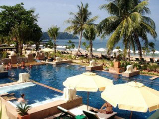 Baan Khao Lak Resort swimming pool and beach area